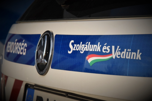 DURVA: Téglakerítésnek csapódott egy gépkocsi Győrben