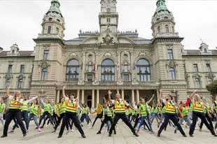 NA, ILYET RITKÁN LÁT A GYŐRI POLGÁR : Diákok és rendőrök táncoltak a városháza előtt