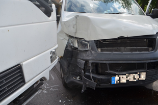 Egy busz és egy kisteherautó ütközött Győrben.