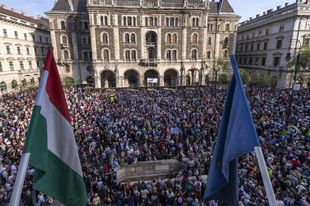 A lakájmédia vérszomjas riogatása ellenére rendben végetért az első nagyobb kormányellenes tüntetés. A szavazatok újraszámlálását, szabad sajtót, új választási törvényt követeltek