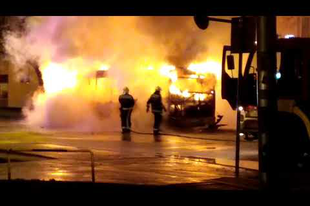 Tüzes esti járat Győrben, avagy este brutálisan kiégett egy busz Győrben (VIDEÓKKAL)