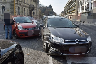 ÁTMENT A PIROS LÁMPÁN GYŐRBEN! Nem mindenki úszta meg ép bőrrel