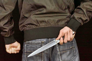 BRUTÁLIS FIATALOK: 16 éves kamaszok késeltek meg egy hajléktalant Győrben