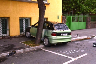 Részegen, bedrogozva, ráadásul jogosítvány nélkül beleszállt a ház falába, még jó, hogy senki nem ment akkor ott a járdán!