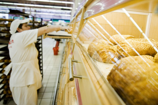 A jó példa ragadós: A Tesco után más áruházláncoknál is beindulnak a bértárgyalások