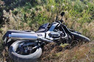 CSÚNYÁN BELEMENT A KANYARBA A GYŐRI MOTOROS: Az árokban kötött ki