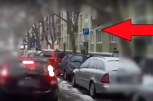 ÍGY KÖZLEKEDTEK TI! Győrben már oktatják, hogyan kell jogtalanul beállni a mozgássérültek parkolójába?