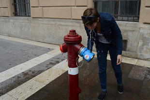 Szomjas az utcán? Minél többet Győrbe ebből a magyar találmányból! Egy ivócsap, amely a tűzcsapról működik