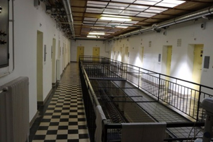 Abszurd börtön-horror: vérrel kente össze a zárka falait Győrben!