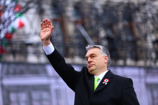 Nemzeti kuss legyen! Pont március 15-én fenyegette meg Orbán, bosszúálló beszédében a győri polgárokat is. Nooormális?!