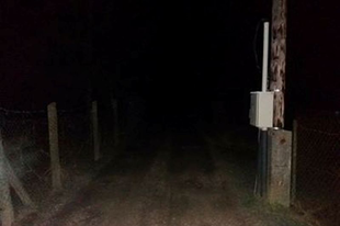Egy győrszentiváni utca, ahol sötétben botorkálnak az ott élők, mert nincs közvilágítás. Ez tényleg rendben van így a 21. században?