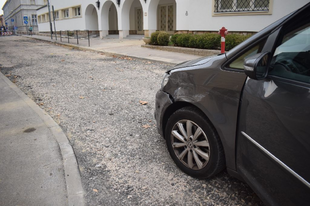 Nekirombolt a szembejövő autónak Győrben