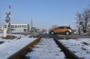 RÁCSUKÓDOTT A SOROMPÓ: Utasokkal teli csuklós busz rekedt vasúti átjáróban Győrújbaráton, és jött a vonat...
