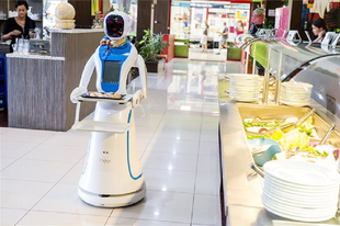 A ROBOTOK TÉNYLEG ELVESZIK A MUNKÁNKAT!? Mindenesetre Győrben már van robotpincér