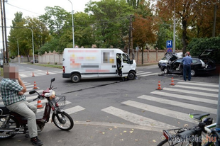 Kőfalnak szorított egy kisteherautó egy személyautót Győrben