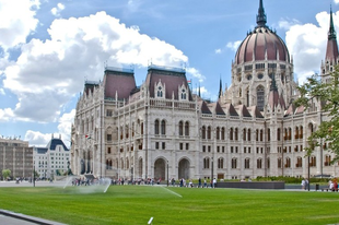 MINDEN GYŐRI LEGYEN POLITIKUS: Megint emelték a fizetésüket, öt év alatt közel 80 százalékos növekedés