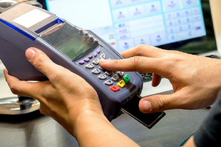 NAGYON ÓVATOSAN, MERT LENYÚLJÁK A PÉNZÉT GYŐRBEN IS: Egyre több a bankkártyás csalás