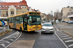EZT NEM KELLETT VOLNA! Győrben is erősebbek a buszok az autóknál!