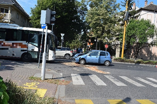 MOBILOZÓ GYŐRI HÖLGYIKE, NEM ÉRT RÁ FIGYELNI! Csakhogy szembe jött egy busz