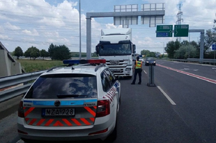 SÚLYOS BALESETET ELŐZTEK MEG A RENDŐRÖK! Kivezettek az M1-es autópályáról egy füstölő szerelvényt