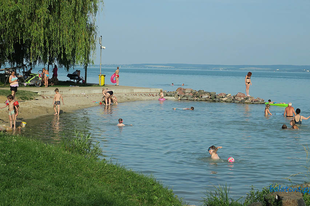 GYŐRBŐL A BALATONRA, KEMÉNY ÁRAKRA KÉSZÜLJ! A strandok viszont kiváló minősítést kaptak