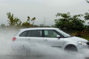 KOMOLY FELHŐSZAKADÁS ÉS BRUTÁLIS VIHAR VÁRHATÓ: Próbálja meg visszafogni az egót az utakon