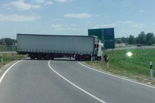 Vigyázzanak: Keresztbe fordult egy kamion Győrnél az M1-es és az M19-es csomópontjánál