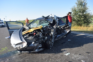 DURVA FOTÓK A GYŐR KÖRNYÉKI FRONTÁLIS BALESETRŐL: Egy ember megsérült a 81-esen