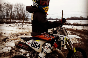 LEVENTE, A 6 ÉVES MOTOCROSS-CSODAGYEREK IS INDULHAT A SUPER ENDURO VILÁGBAJNOKI FUTAMON: Szurkoljanak érte Önök is