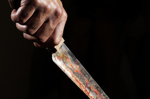 Családi horror:  Leszúrta a rokonát, majd folytatta a vacsoráját ugyanazzal késsel