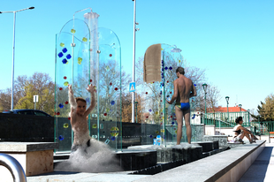 BEDÖGLÖTT GYŐRBEN A BÉCSI KAPU TÉRI ZUHANYKABIN! Ja, ez csak egy üveg szoborcsoport