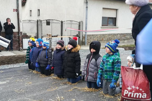 Ön engedné, hogy a gyereke egy győri politikus előtt az utcán térdepeljen