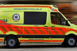 Motorossal karambolozott egy személyautó Győrben