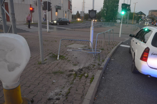 KI TUDJA, MIÉRT: Kocsijával egy járdán lévő oszlopnak ütközött Győrben