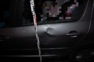 AZ ÁRPÁD ÚTON TOMBOLT EGY GARÁZDA GYŐRBEN: Nekiesett a parkoló kocsiknak