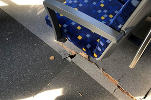 DURVA VONATBALESET: Lassabban mennek a vonatok a Budapest-Hegyeshalom vonalon! Ma délelőtt 140-nél szakadt be a vonat padlója Tatabánya és Szárliget között.