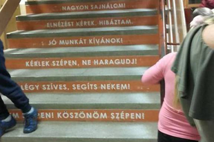 A mosonmagyaróvári iskolákban is lehetne Varázsmondatok lépcsője. Vagy lehet, hogy már van?