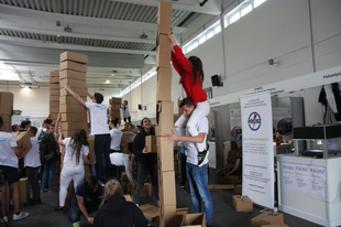 Meglepő versenyen voltak a mosonmagyaróvári diákok: kiépítette, többek között a legmagasabb kartondoboz oszlopot