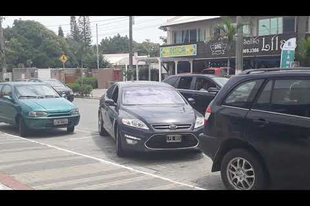 Így álljon ki az autójával a legszűkebb helyről, vagy ha két kocsi közé szorítják Mosonmagyaróváron (Videóval)