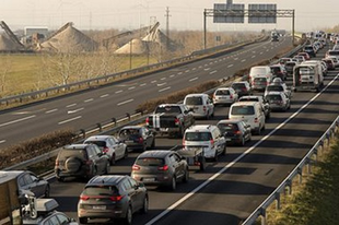 NE RINYÁLJON, TALÁLKOZHAT MÉSZÁROS LŐRINCCEL! Tatabányától már az M1-es és az 1-es főút is járhatatlan!