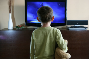MI VAGY A TÉVÉ NEVELI A GYEREKET? Ön sokszor hagyja egyedül tévézni a gyerekét?