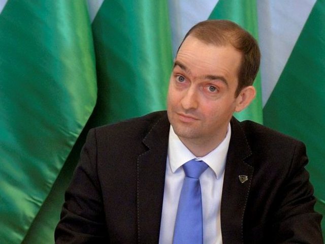 VAJON FÉL A TATABÁNYAIAKTÓL, VAGY TŐLÜNK SCHMIDT CSABA?! Pedig a neki tetsző témákban kérdeztük volna!