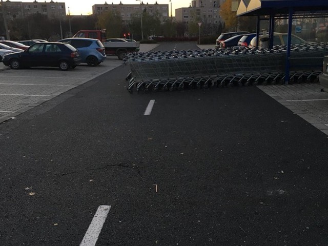Új forgalomszabályozási technika a tatabányai Tesconál: a bevásárlókocsi-torlasz