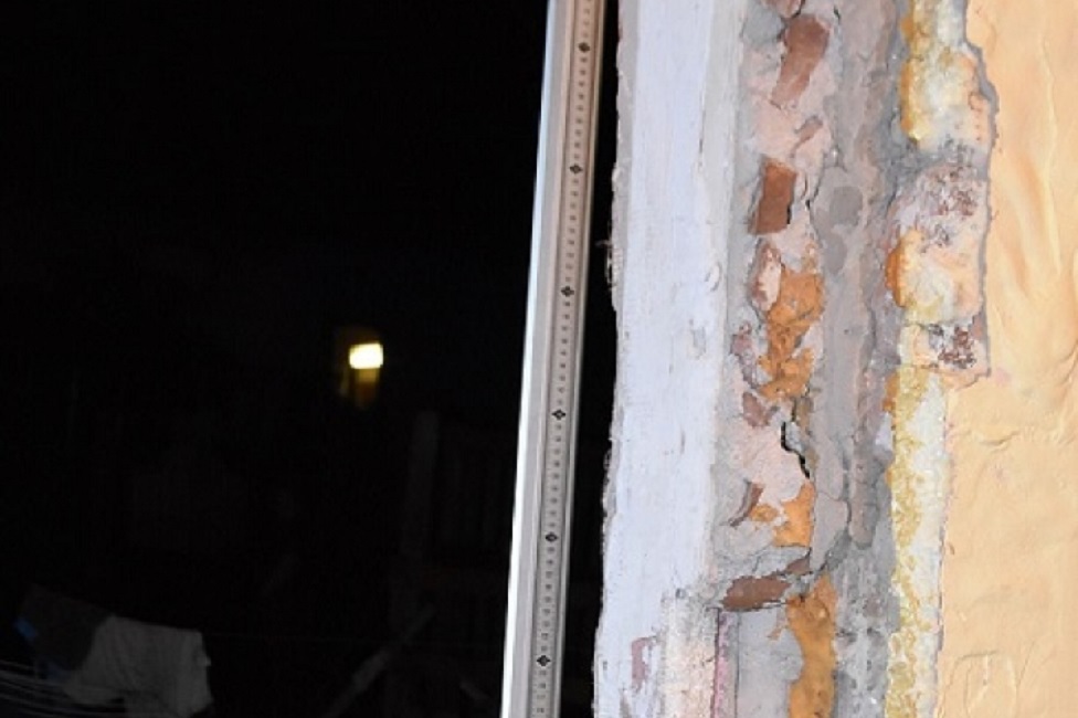 KÁROLY, A TATABÁNYAI VADÁLLAT! Tokostól szakította be a lakás ajtaját részegen