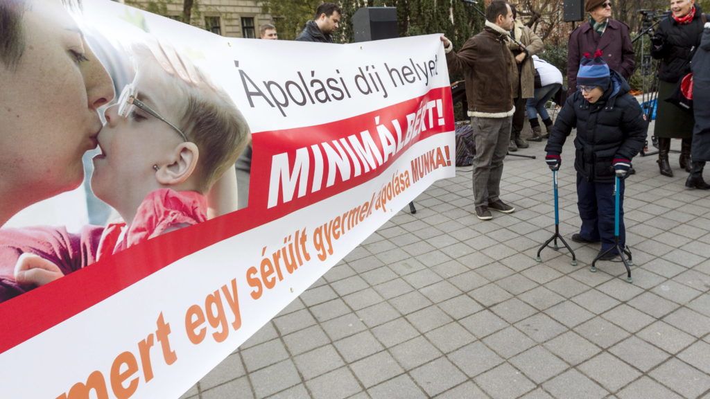 MEGTÖRT A JÉG:  100 ezer forintra nő a gyermekek után járó ápolási díj összege