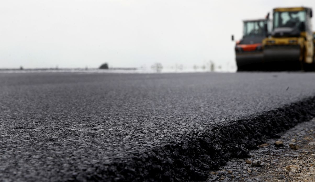 TORLÓDÁSOK ÉS DUGÓK AZ M1-ESEN: jön a meleg, ezért aszfaltozni fognak