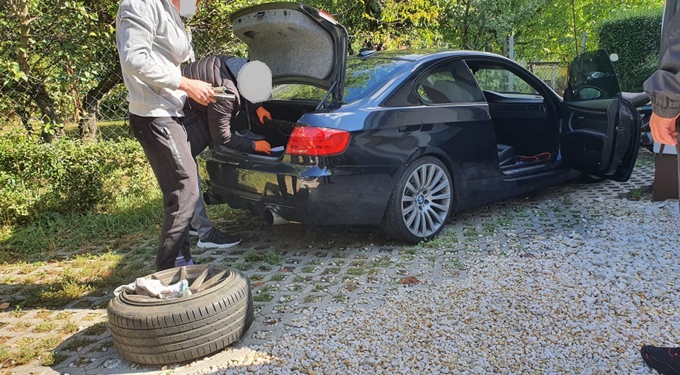 NEGYED TUCAT KÁBÍTÓSZER DÍLERT FOGTAK TATABÁNYÁN: jó napjuk volt a zsaruknak