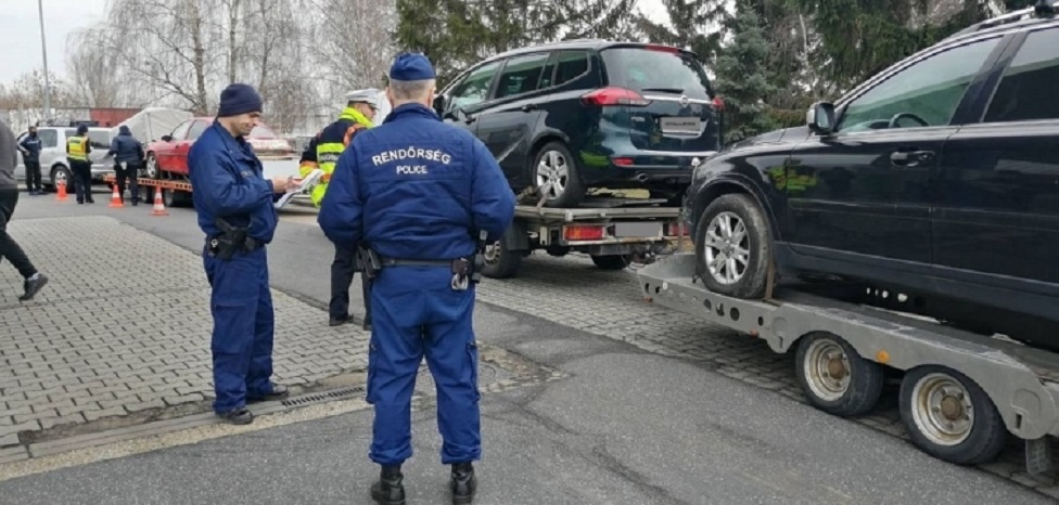 ELLEPTÉK A RENDŐRÖK AZ M1-ES AUTÓPÁLYÁT:  Rengeteg kocsit ellenőriztek