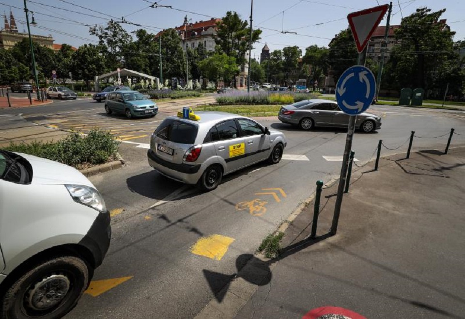 HATALMAS BIZNISZ TATABÁNYÁN IS? Nagyon drága a jogsi, buktatással, kenőpénzzel pláne