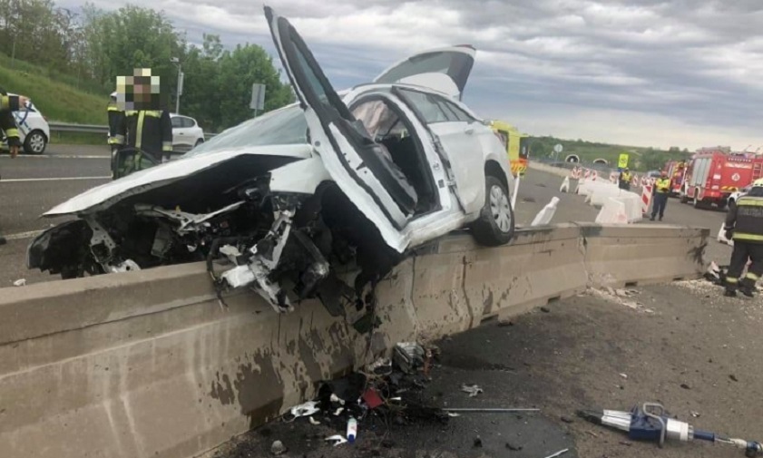 BETONELEMRE CSAVARODOTT A 41 ÉVES TATABÁNYAI SOFŐR: ő és az utasai is megsérült!
